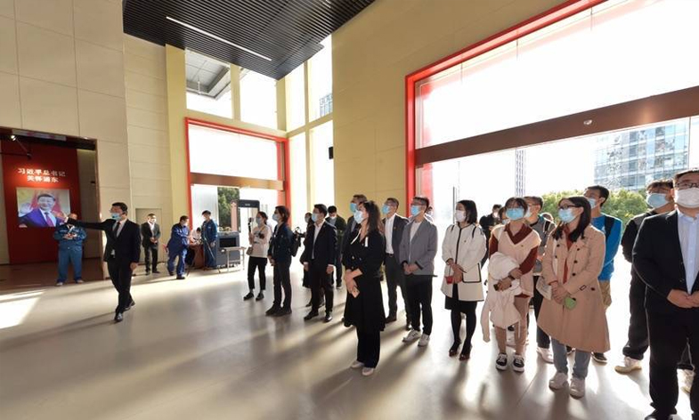 浦东青联邀请50余位青年代表参观主题展，卡贝尼在列